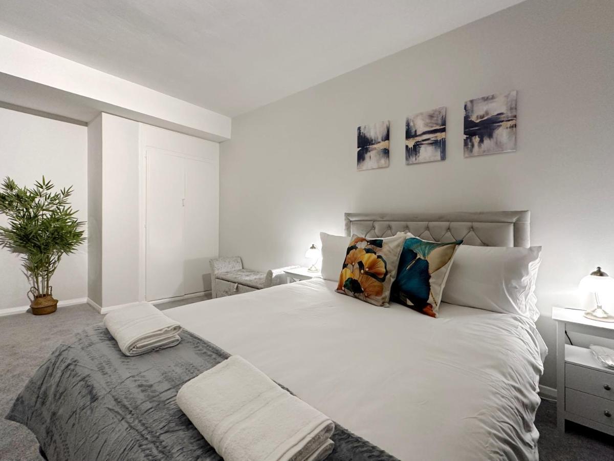 Zoey Place Near Thames River - 2 Double Beds, 1 Single Bed, Spacious, Ideal For Families Londen Buitenkant foto
